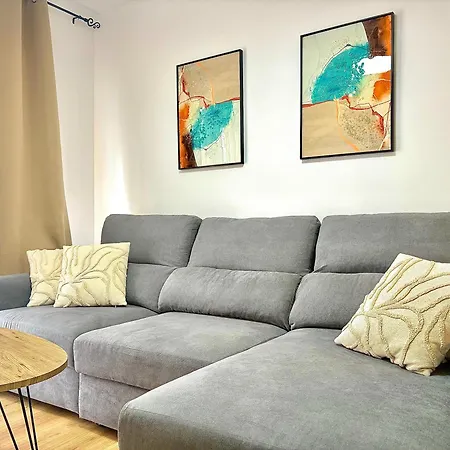 Апартаменти Renovated Apt, 1 Min, Wifi, Ac
