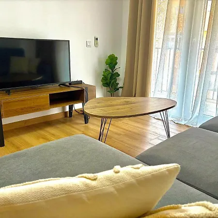 Appartement Renovated Apt, 1 Min, Wifi, Ac