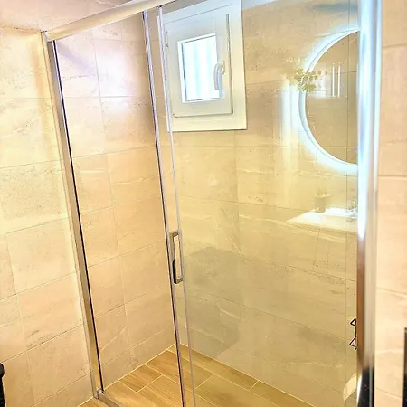 Renovated Apt, 1 Min, Wifi, Ac Апартаменти